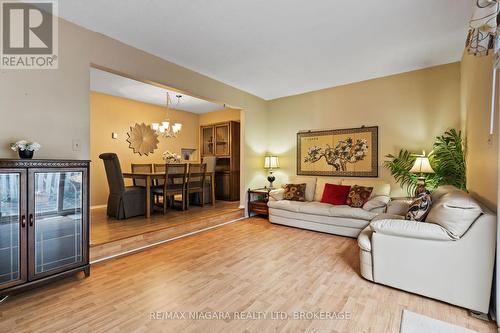 18 - 5815 Swayze Drive, Niagara Falls (205 - Church'S Lane), ON - Indoor Photo Showing Living Room