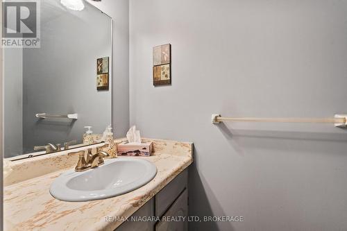 18 - 5815 Swayze Drive, Niagara Falls (205 - Church'S Lane), ON - Indoor Photo Showing Bathroom