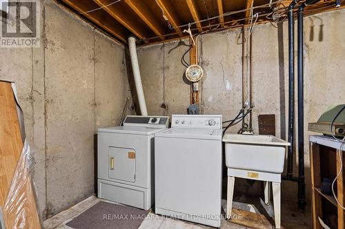 18 - 5815 Swayze Drive, Niagara Falls (205 - Church'S Lane), ON - Indoor Photo Showing Laundry Room