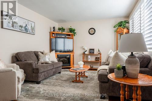 6771 Dunn Street, Niagara Falls (216 - Dorchester), ON - Indoor Photo Showing Living Room With Fireplace