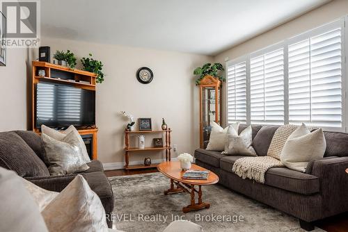 6771 Dunn Street, Niagara Falls (216 - Dorchester), ON - Indoor Photo Showing Living Room