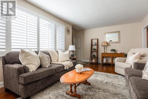 6771 Dunn Street, Niagara Falls (216 - Dorchester), ON - Indoor Photo Showing Living Room