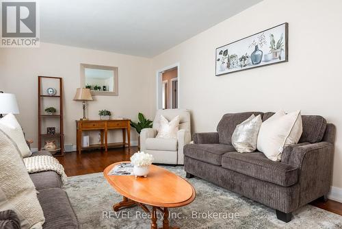 6771 Dunn Street, Niagara Falls (216 - Dorchester), ON - Indoor Photo Showing Living Room