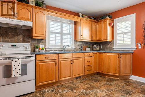 6771 Dunn Street, Niagara Falls (216 - Dorchester), ON - Indoor Photo Showing Kitchen