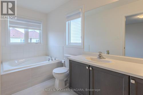 9247 White Oak Avenue, Niagara Falls (224 - Lyons Creek), ON - Indoor Photo Showing Bathroom