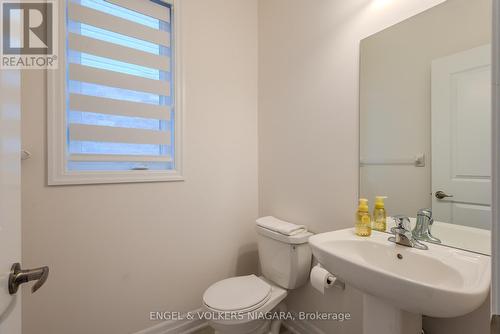 9247 White Oak Avenue, Niagara Falls (224 - Lyons Creek), ON - Indoor Photo Showing Bathroom