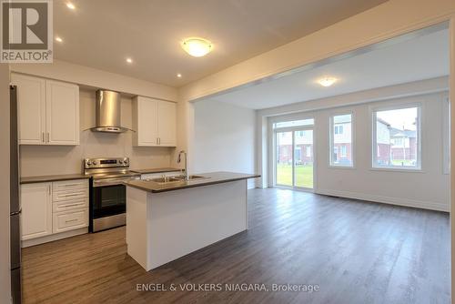 9247 White Oak Avenue, Niagara Falls (224 - Lyons Creek), ON - Indoor Photo Showing Kitchen