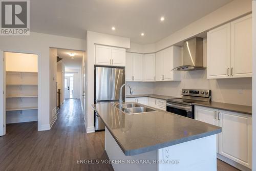 9247 White Oak Avenue, Niagara Falls (224 - Lyons Creek), ON - Indoor Photo Showing Kitchen With Double Sink With Upgraded Kitchen