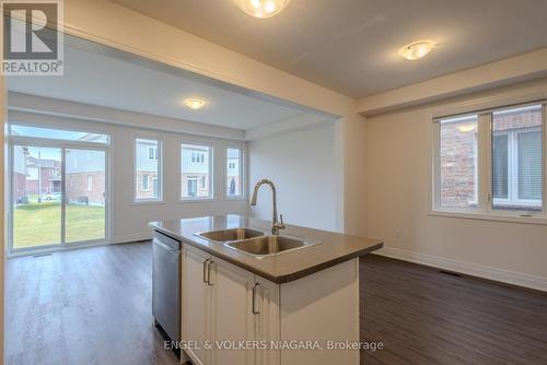 9247 White Oak Avenue, Niagara Falls (224 - Lyons Creek), ON - Indoor Photo Showing Kitchen With Double Sink