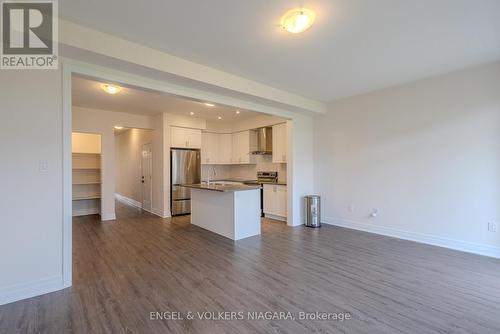 9247 White Oak Avenue, Niagara Falls (224 - Lyons Creek), ON - Indoor Photo Showing Kitchen