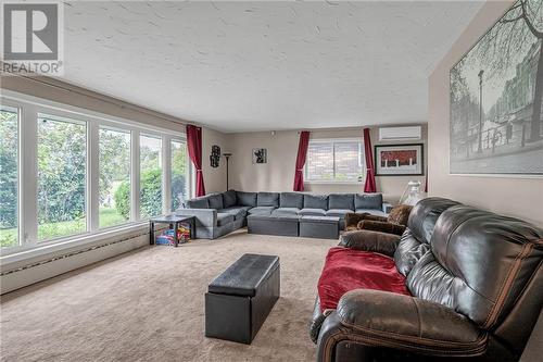 219 Pescod Avenue, Cornwall, ON - Indoor Photo Showing Living Room