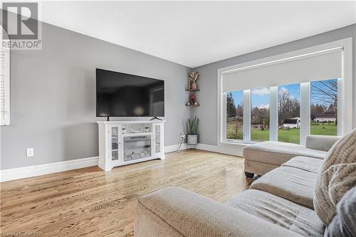 1 Sara Street, Tiverton, ON - Indoor Photo Showing Living Room