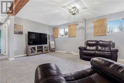 1 Sara Street, Tiverton, ON - Indoor Photo Showing Living Room