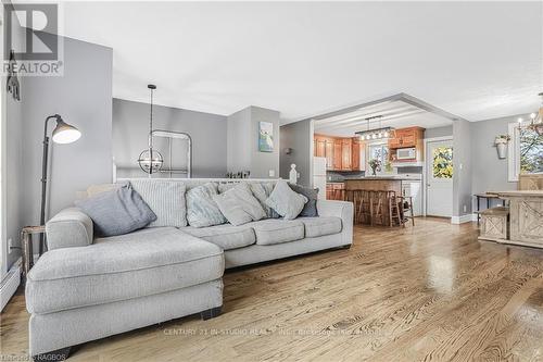 1 Sara Street, Kincardine, ON - Indoor Photo Showing Living Room