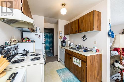 1775 6Th Avenue, Prince George, BC - Indoor Photo Showing Kitchen With Double Sink