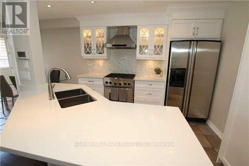 6873 Shade House Court, Mississauga, ON - Indoor Photo Showing Kitchen With Double Sink With Upgraded Kitchen