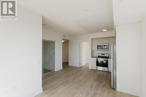 2003 - 202 Burnhamthorpe Road E, Mississauga, ON - Indoor Photo Showing Kitchen