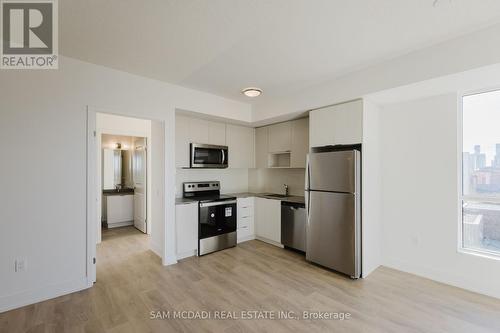 2003 - 202 Burnhamthorpe Road E, Mississauga, ON - Indoor Photo Showing Kitchen With Stainless Steel Kitchen