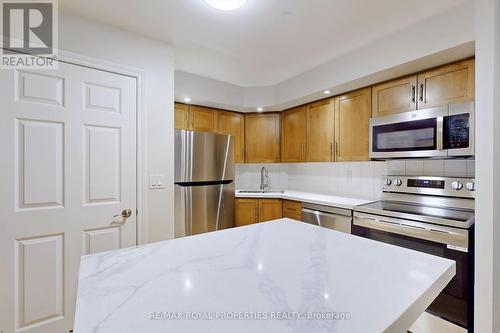 330 - 250 Wellington Street W, Toronto, ON - Indoor Photo Showing Kitchen