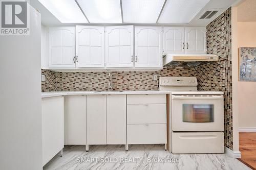 206 - 165 Cherokee Boulevard, Toronto, ON - Indoor Photo Showing Kitchen