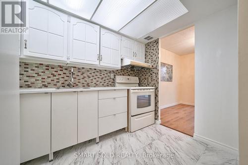 206 - 165 Cherokee Boulevard, Toronto, ON - Indoor Photo Showing Kitchen