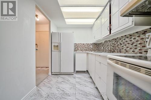 206 - 165 Cherokee Boulevard, Toronto, ON - Indoor Photo Showing Kitchen