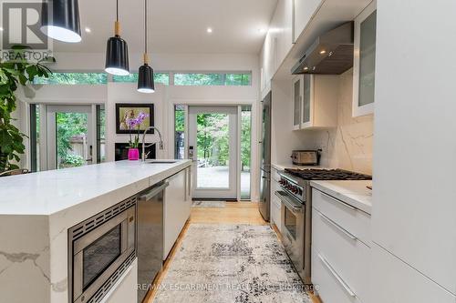 5071 Spruce Avenue, Burlington, ON - Indoor Photo Showing Kitchen With Upgraded Kitchen