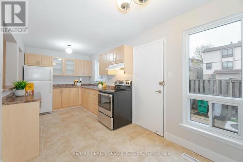 8 - 8 Guildford Crescent, Brampton, ON - Indoor Photo Showing Kitchen