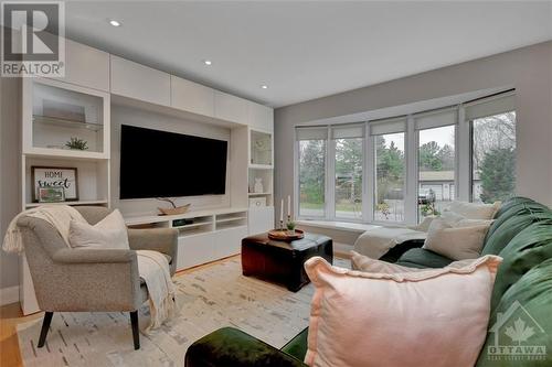 17 Petty Street, Ottawa, ON - Indoor Photo Showing Living Room