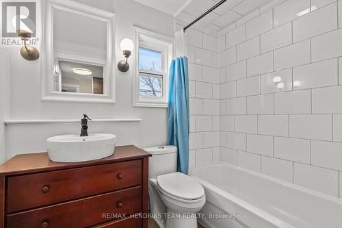 102 Lowell Avenue, St. Catharines (451 - Downtown), ON - Indoor Photo Showing Bathroom