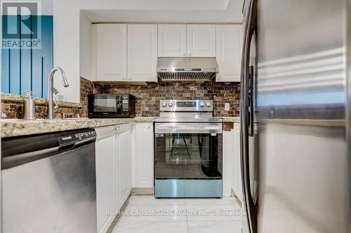 1709 - 1 Lee Centre Drive, Toronto, ON - Indoor Photo Showing Kitchen