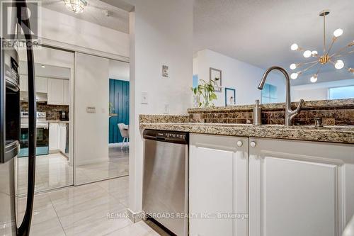 1709 - 1 Lee Centre Drive, Toronto, ON - Indoor Photo Showing Kitchen