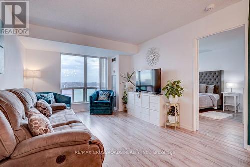 1709 - 1 Lee Centre Drive, Toronto, ON - Indoor Photo Showing Living Room