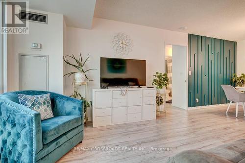 1709 - 1 Lee Centre Drive, Toronto, ON - Indoor Photo Showing Living Room