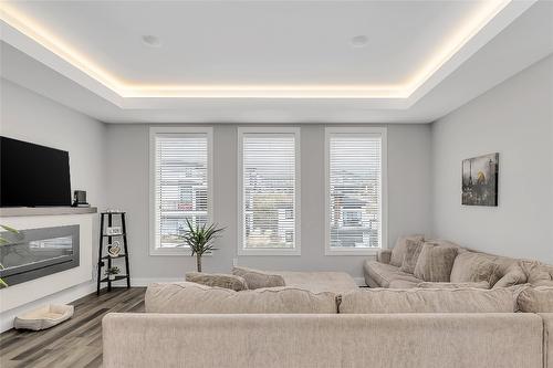 2779 Canyon Crest Drive, West Kelowna, BC - Indoor Photo Showing Living Room With Fireplace