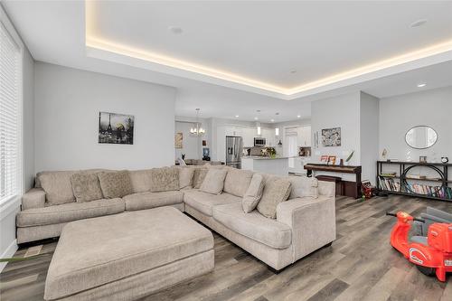 2779 Canyon Crest Drive, West Kelowna, BC - Indoor Photo Showing Living Room