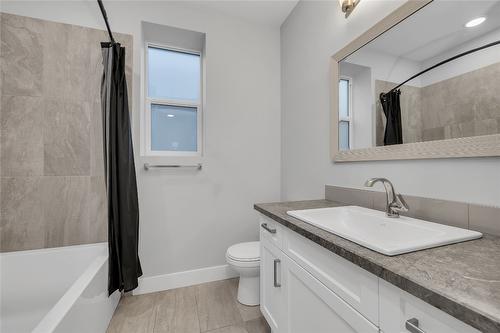 2779 Canyon Crest Drive, West Kelowna, BC - Indoor Photo Showing Bathroom