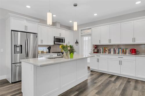 2779 Canyon Crest Drive, West Kelowna, BC - Indoor Photo Showing Kitchen With Upgraded Kitchen