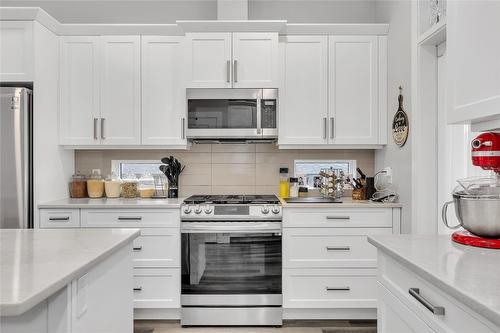 2779 Canyon Crest Drive, West Kelowna, BC - Indoor Photo Showing Kitchen With Upgraded Kitchen