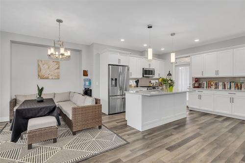 2779 Canyon Crest Drive, West Kelowna, BC - Indoor Photo Showing Kitchen