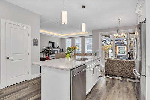 2779 Canyon Crest Drive, West Kelowna, BC - Indoor Photo Showing Kitchen With Double Sink With Upgraded Kitchen