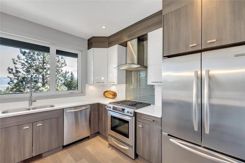 14-1818 Peak Point Court, West Kelowna, BC - Indoor Photo Showing Kitchen With Double Sink With Upgraded Kitchen