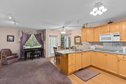 117-1321 Ridgeway Drive, Kelowna, BC - Indoor Photo Showing Kitchen With Double Sink