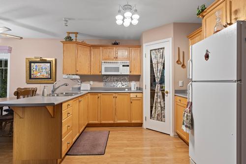 117-1321 Ridgeway Drive, Kelowna, BC - Indoor Photo Showing Kitchen With Double Sink