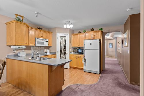 117-1321 Ridgeway Drive, Kelowna, BC - Indoor Photo Showing Kitchen