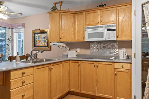 117-1321 Ridgeway Drive, Kelowna, BC - Indoor Photo Showing Kitchen With Double Sink