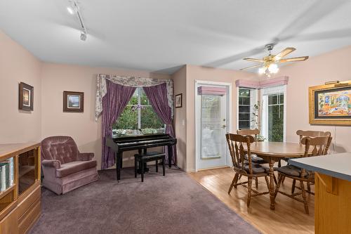 117-1321 Ridgeway Drive, Kelowna, BC - Indoor Photo Showing Dining Room