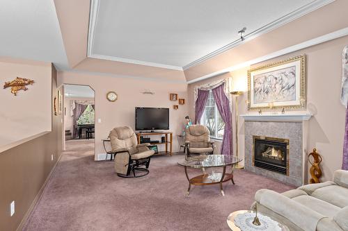 117-1321 Ridgeway Drive, Kelowna, BC - Indoor Photo Showing Living Room With Fireplace