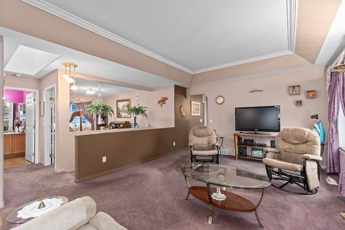 117-1321 Ridgeway Drive, Kelowna, BC - Indoor Photo Showing Living Room