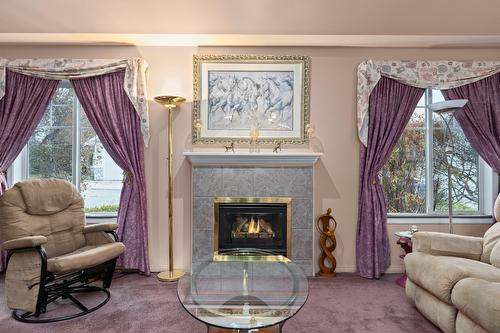 117-1321 Ridgeway Drive, Kelowna, BC - Indoor Photo Showing Living Room With Fireplace